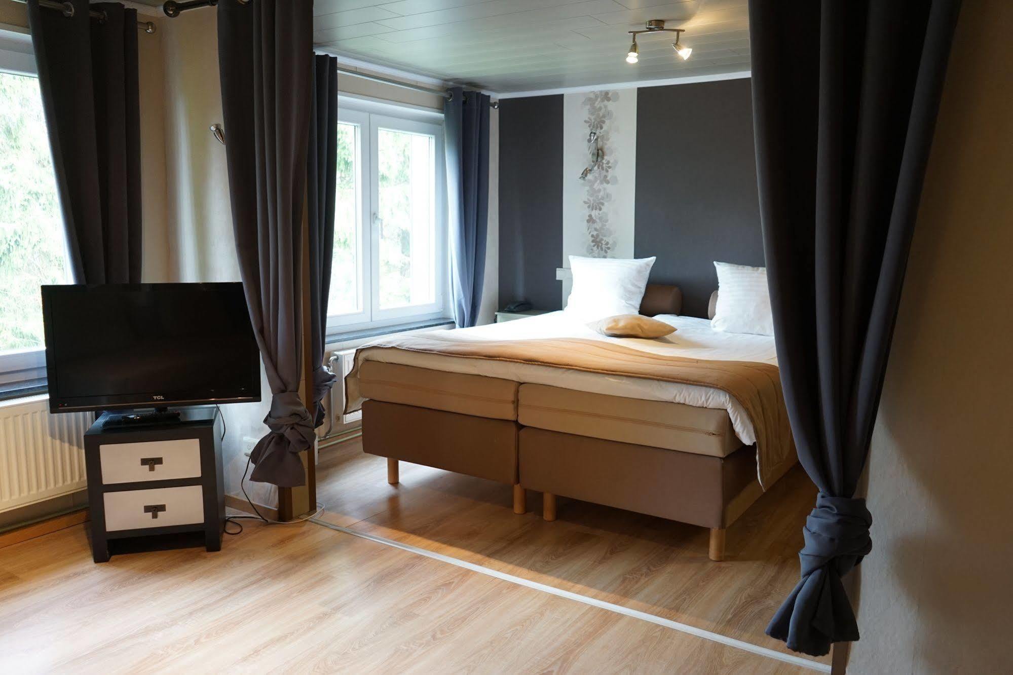 Hotel Les 5 Ourthes Houffalize Exterior foto